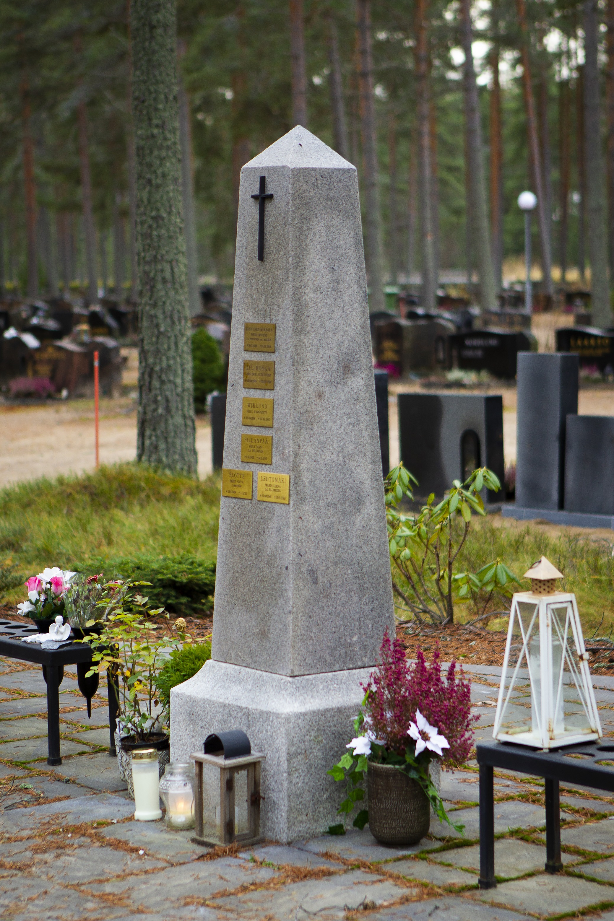 Elisabethin hautausmaan yheismuistomerkki harmaasta graniitista.