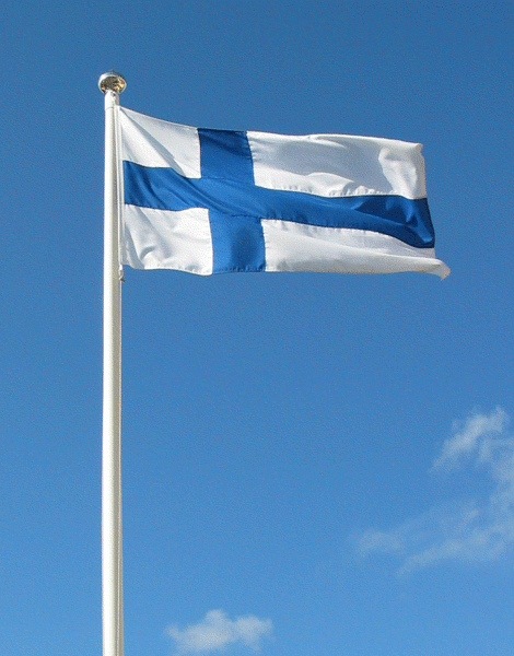 Suomen lippu liehuu salossa.