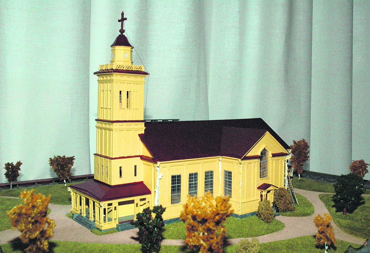 Tulipalossa loppiaisyönä 1958 tuhoutuneen Kokkolan kaupunginkirkon pienoismalli löytyy nykyisestä kirkosta.