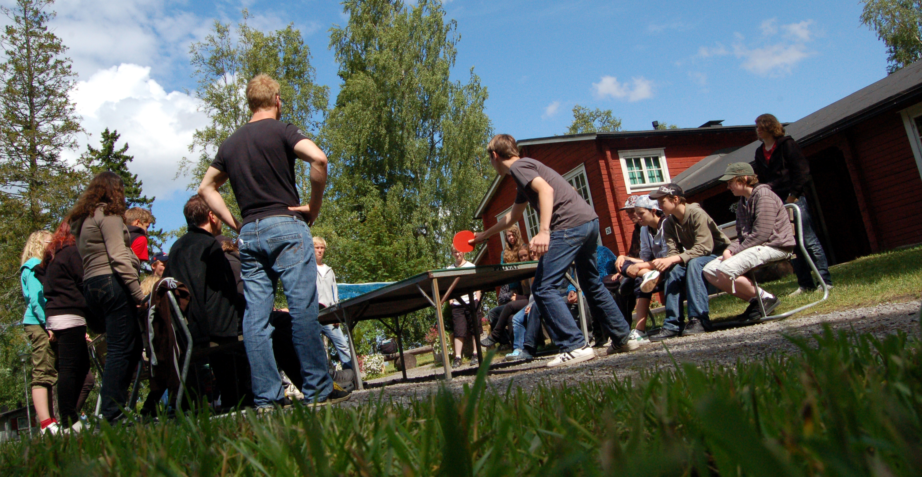 Riparilaisia pihapelien parissa.
