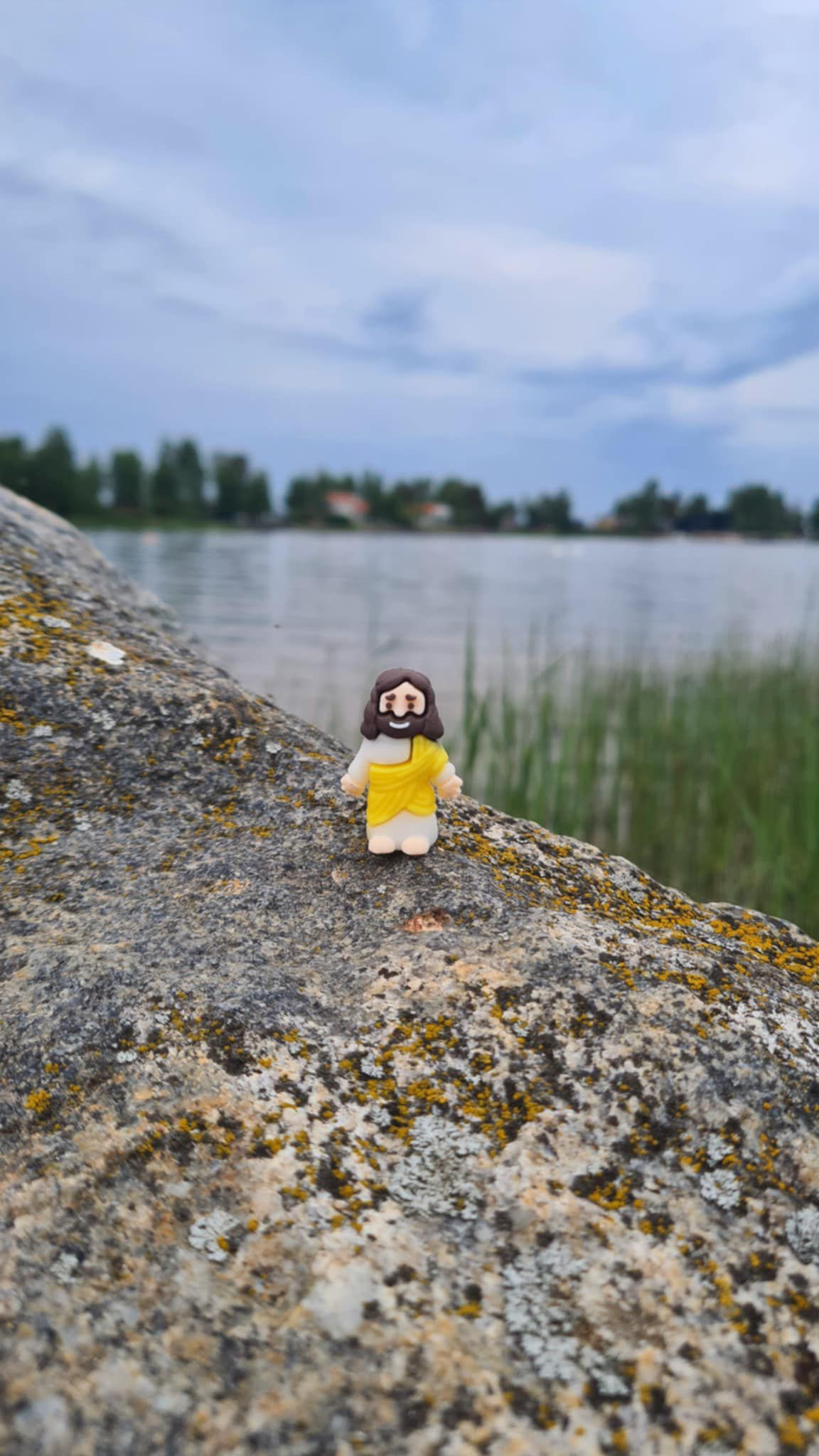 Jeesus-hahmo rannalla.