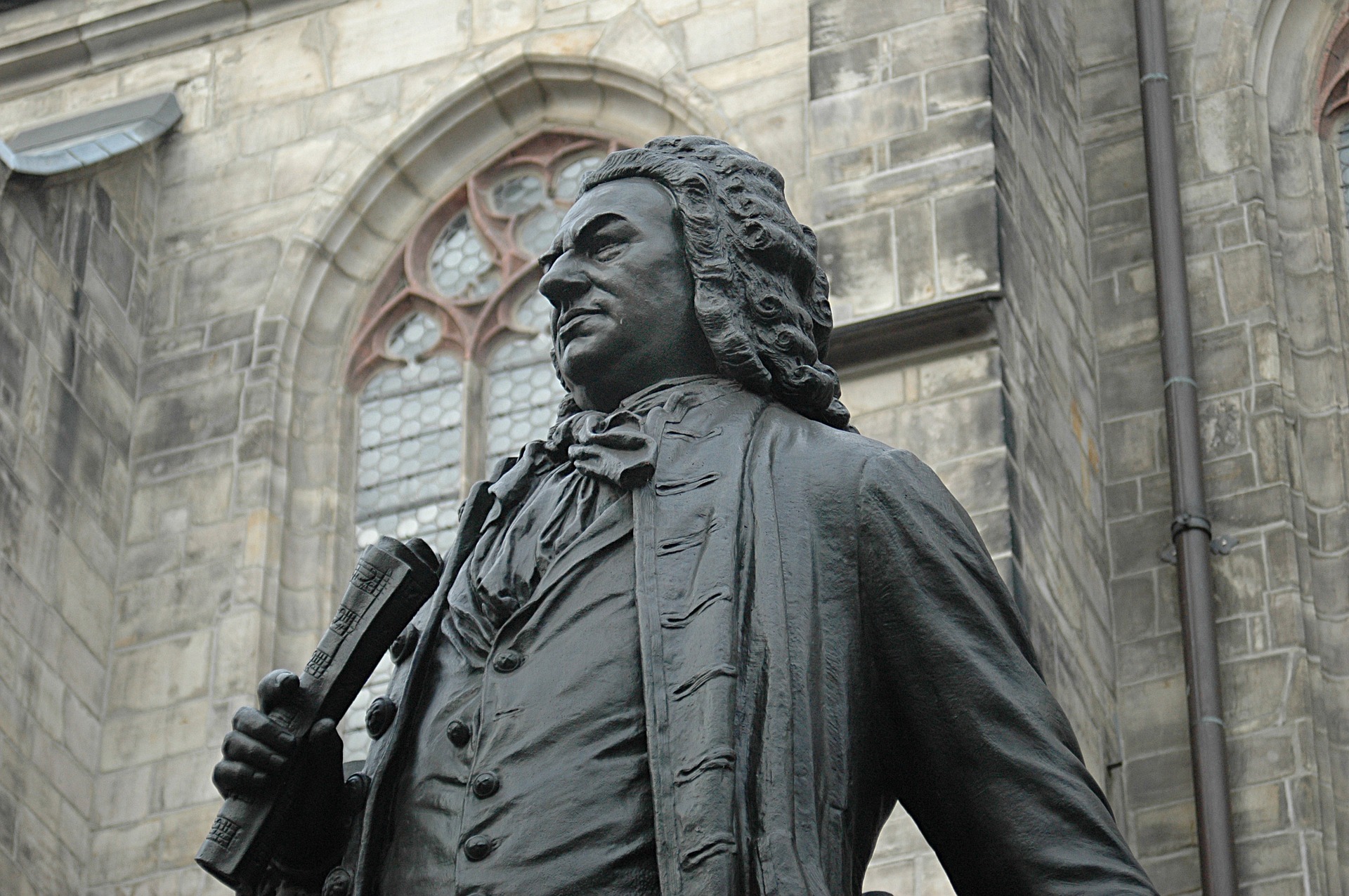Johann Sebastian Bachia esittävä patsas.