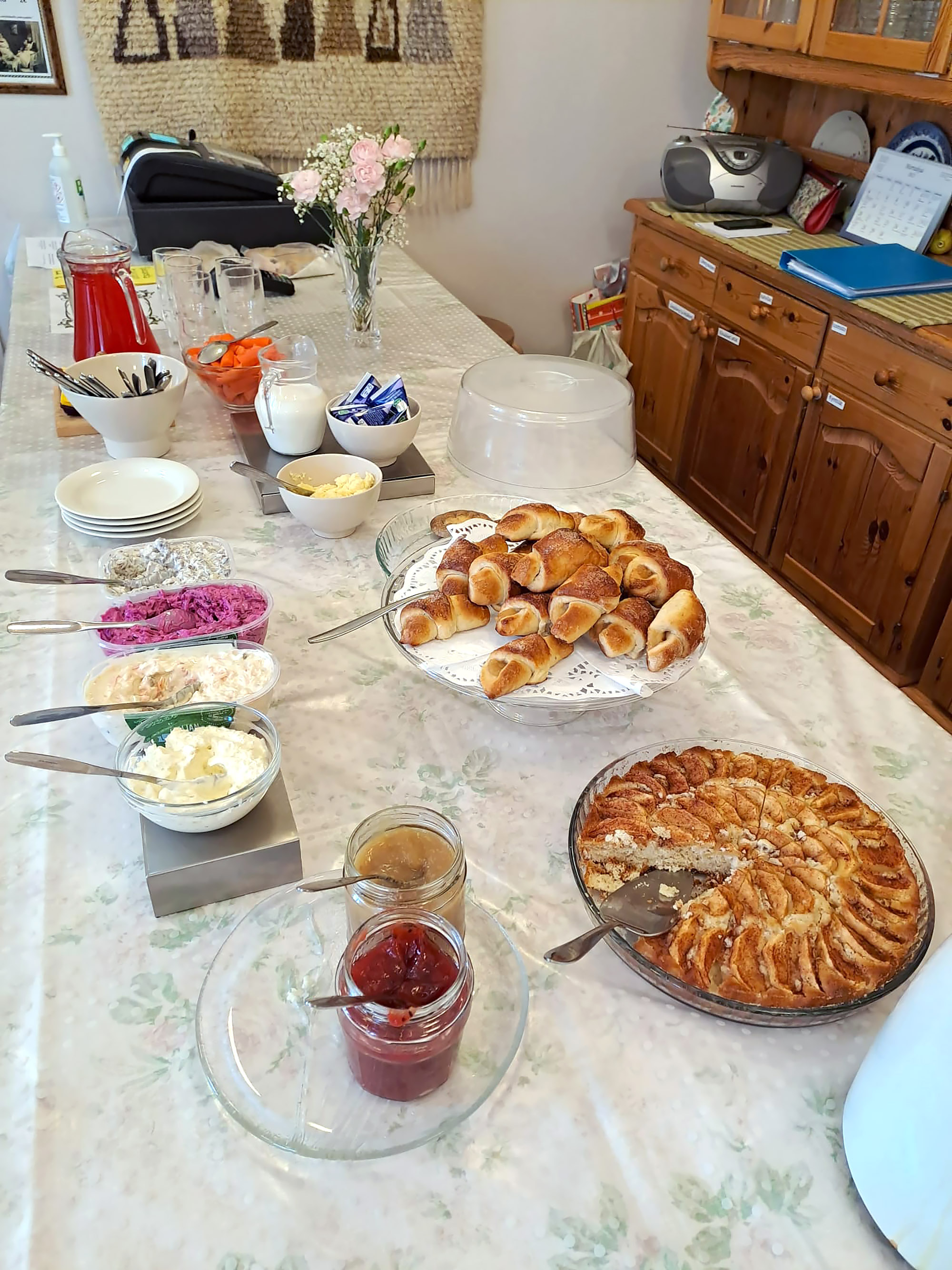 Kahvipöydän herkkuja.