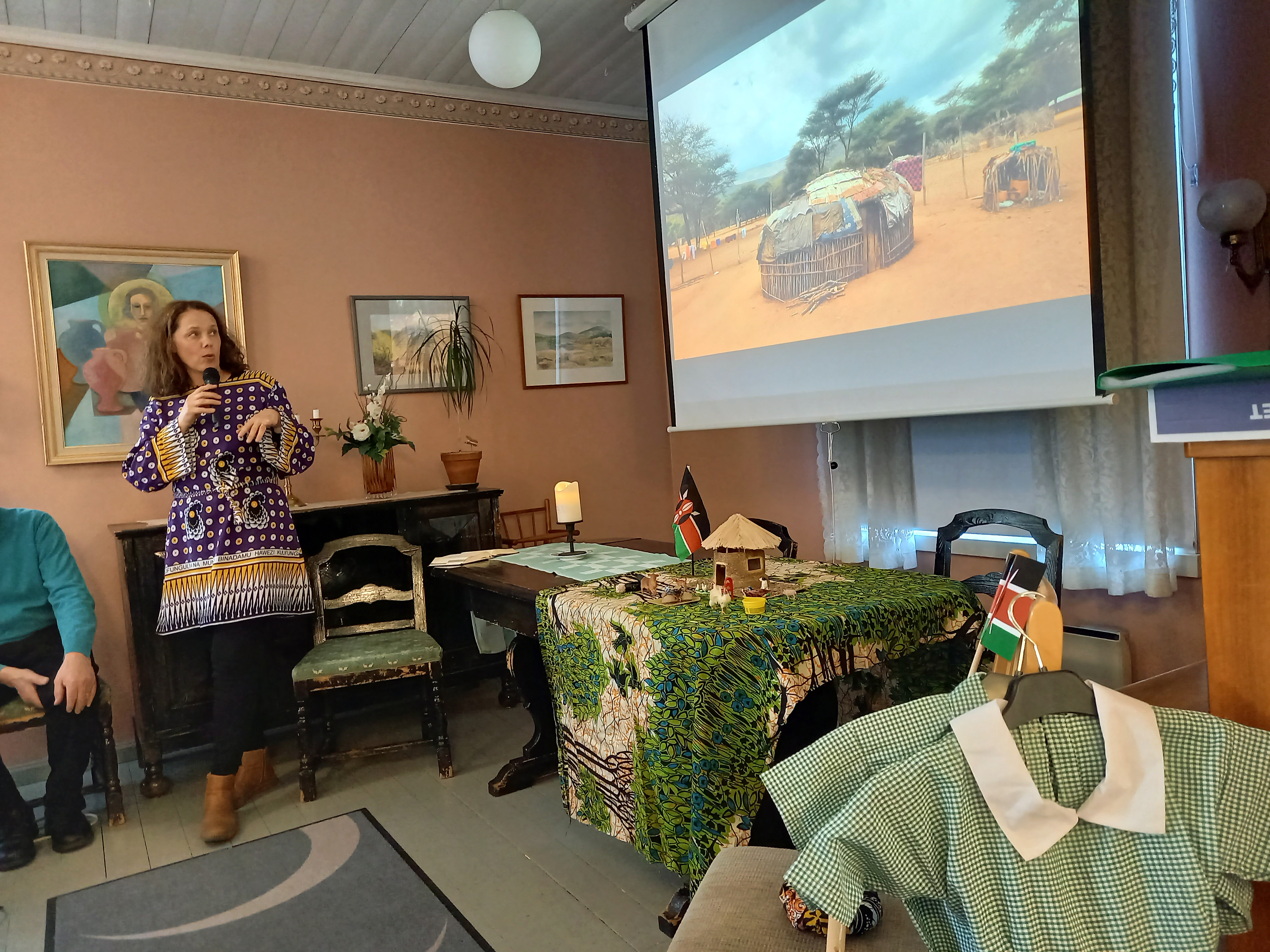 Marja Ochieng näyttää kuvia ja kertoo elämästä Kenian maaseudulla Lähetyssopessa.