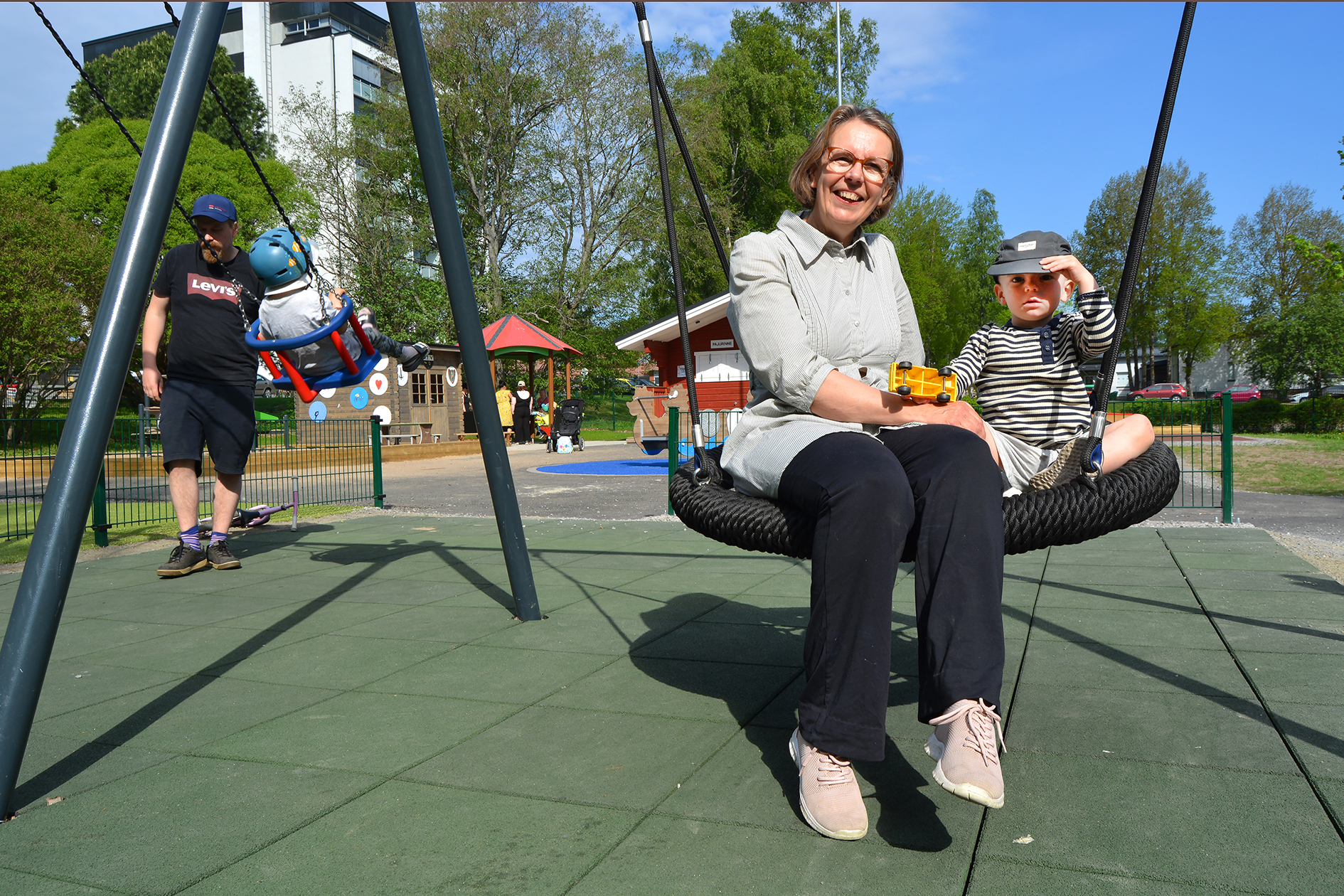 Päivi Rannisto kiikussa Lapsenlapsensa Emerikin kanssa.