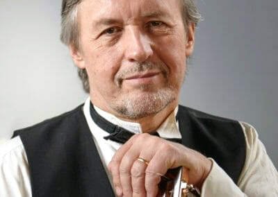 Lähikuva Pekka Simojoesta.
