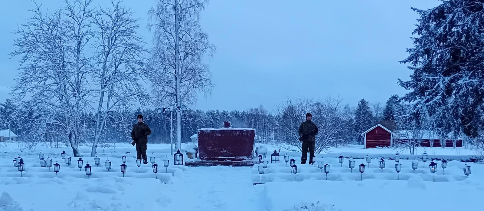 Ullavan kirkkopihan sankarihautojen kunniavartio.