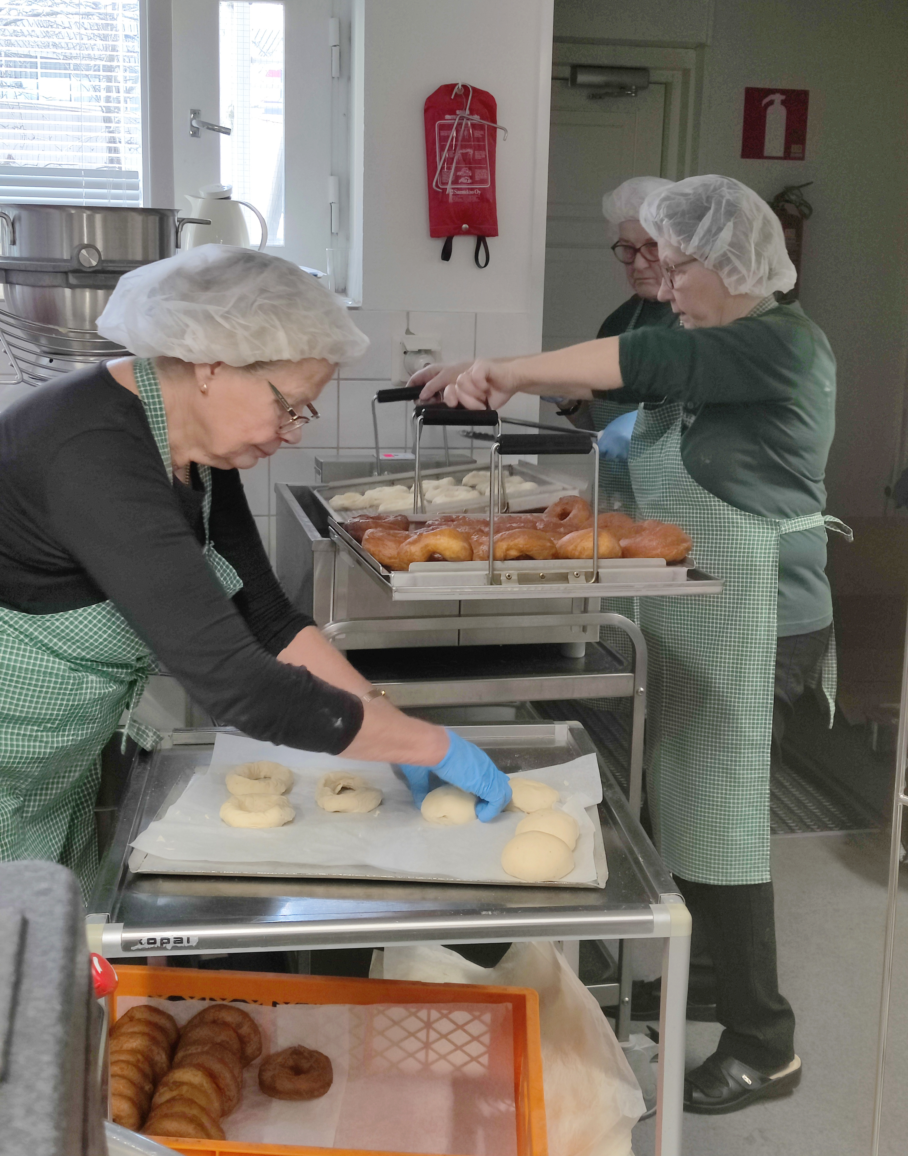 Sotilaskotisisaret paistavat munkkeja.