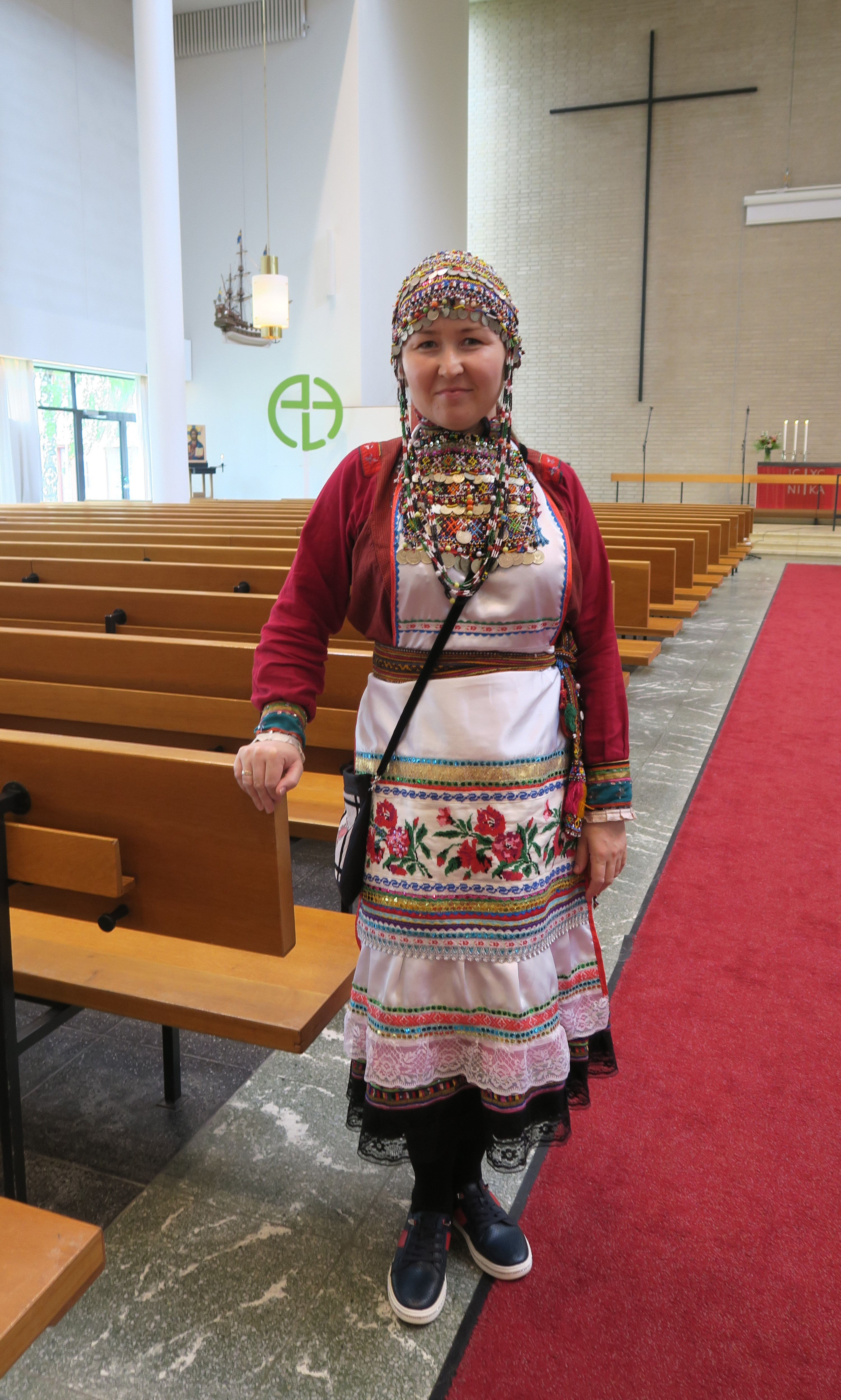 Marilainen Anna Makeev kansallispuvussa.