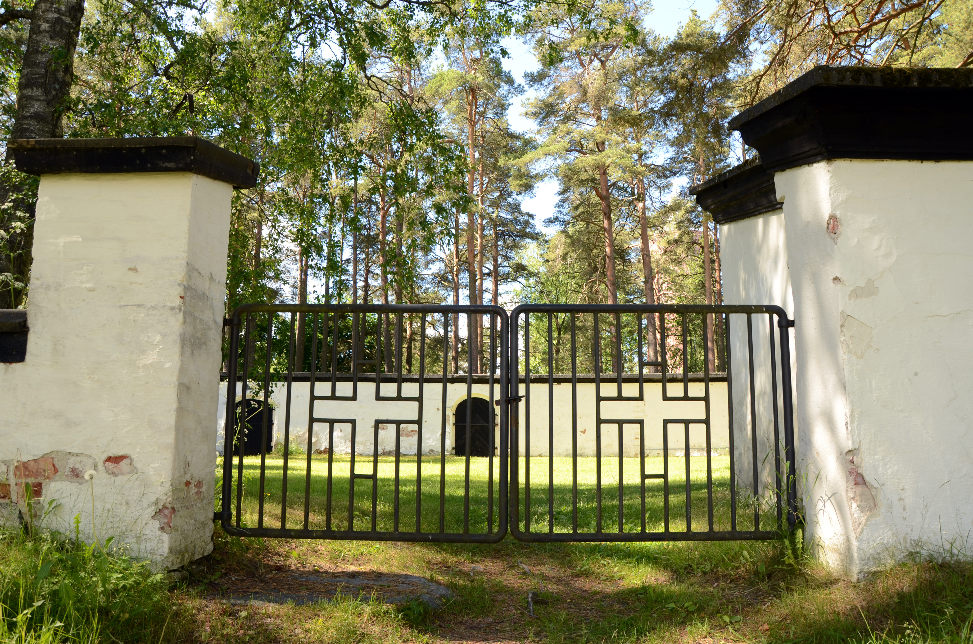 Musta rautaportti johtaa Katariinan kalmiston alueelle.